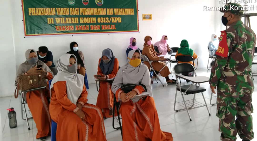 Babinsa Koramil 08/Tandun Dampingi Purnawirawan DAN Warakawuri Kegiatan Vaksinasi