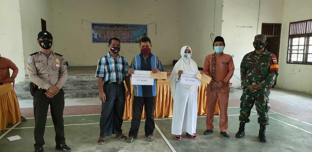 Babinsa Koramil 15/Kuala Kampar Dampingi Penyaluran BLT DD Tahap I Tahun 2021