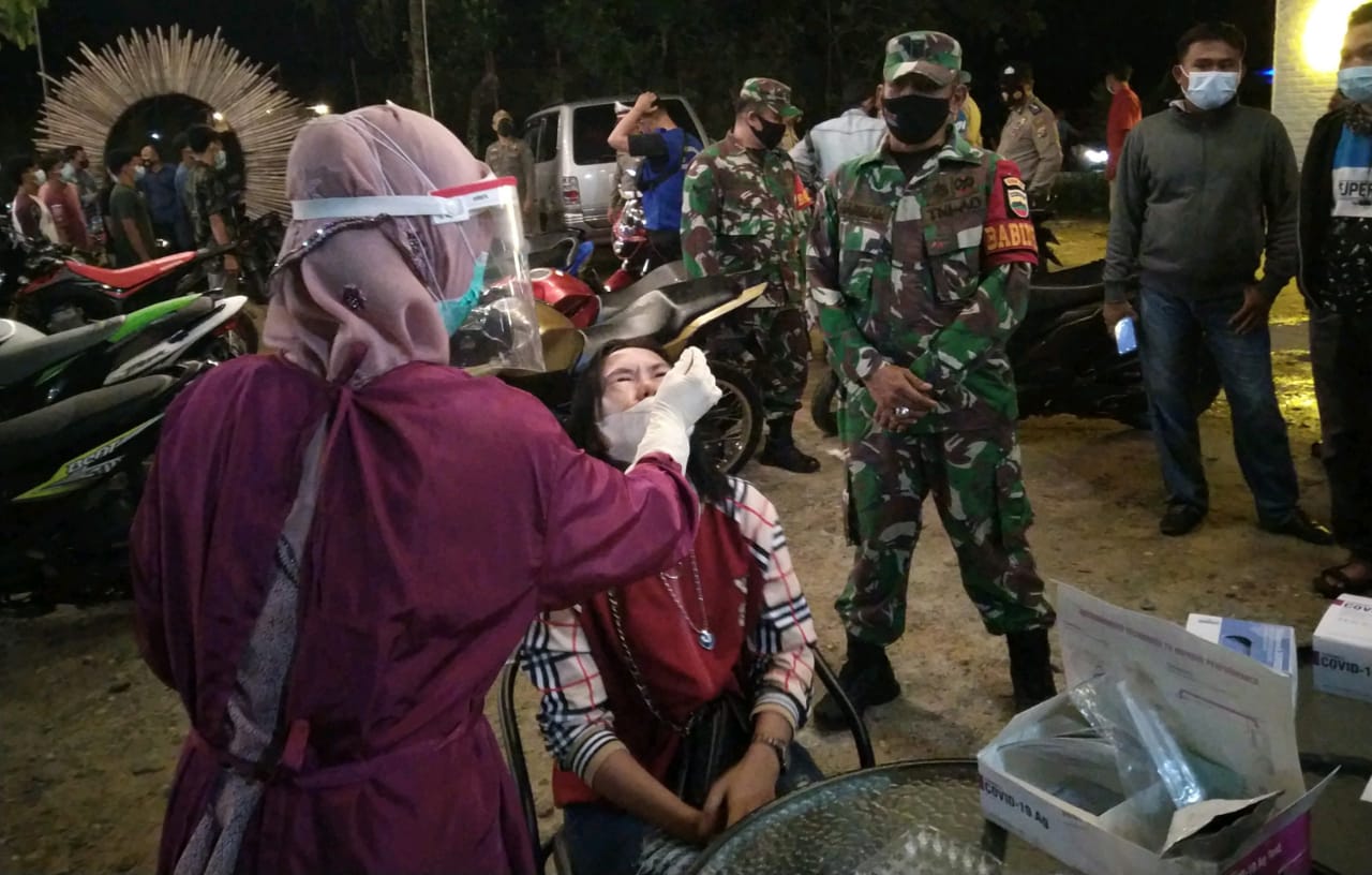 Pengunjung Cafe Di Test Anti Gen, Ops Yustisi Sinergi TNI, Polri, Satpol PP Dan Puskemas Ujungbatu