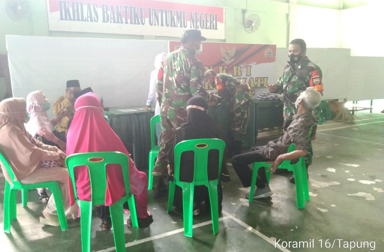 Batuud Koramil 16/Tapung Dampingi Vaksinasi Covid-19 Terhadap Purnawirawan dan Warakawuri