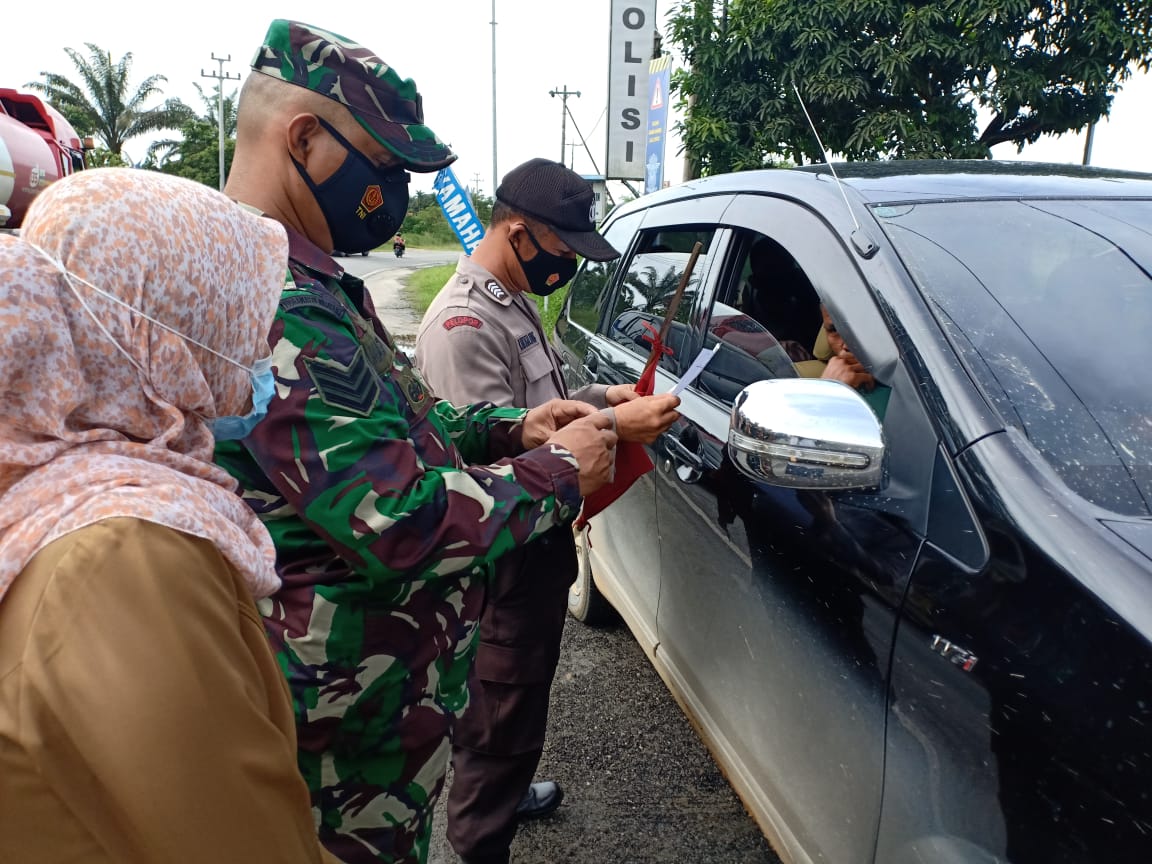 Koramil 03/Bunut dan Polsek Bandar Seikijang Periksa Surat Rapit Anti Gen Kepada Pengguna Jalan Lint