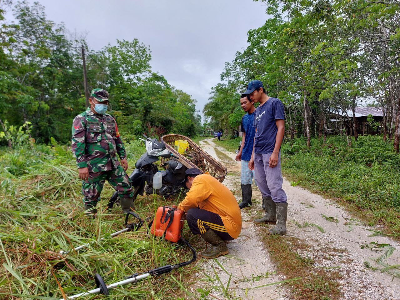 Bersama Warga,Babinsa Koramil 07/Kampar Kodim 0313/Kpr Bersihkan Jalan