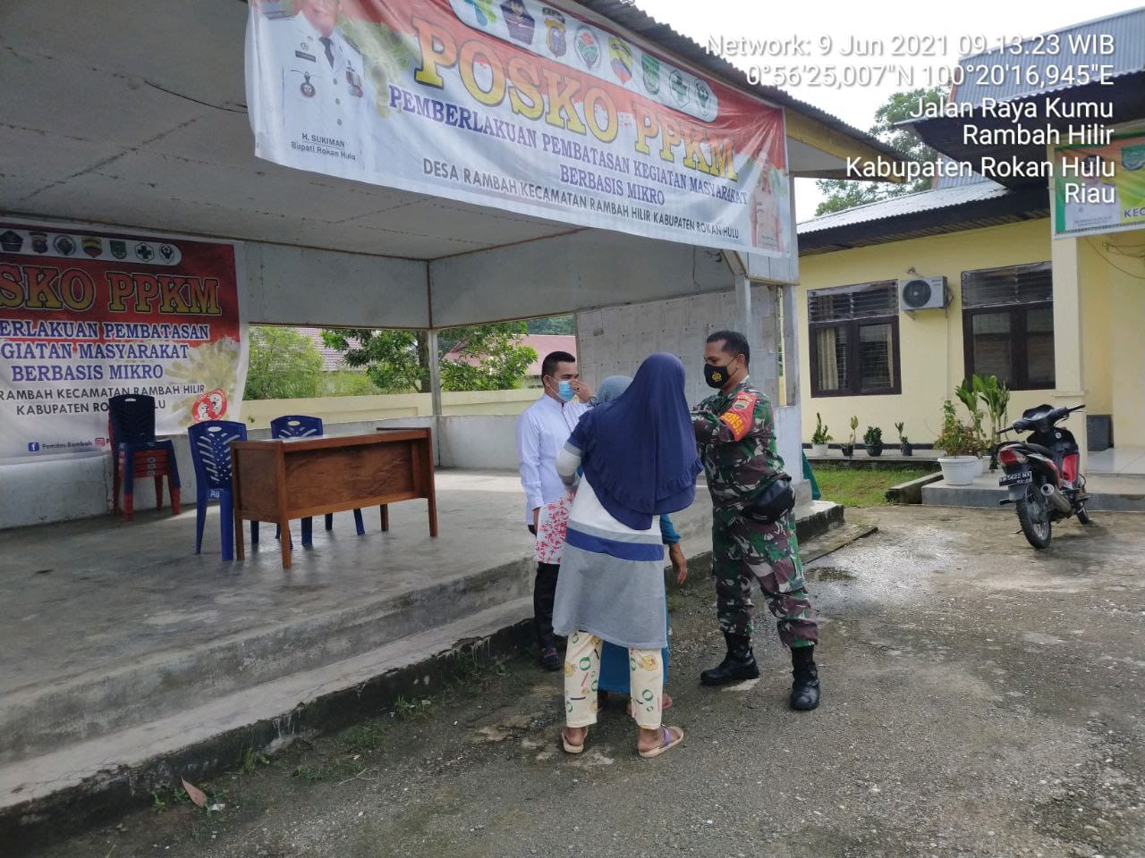 Babinsa Koramil 02 Rambah dan Dinas Kesehatan Rohul Siaga di Pos PPKM