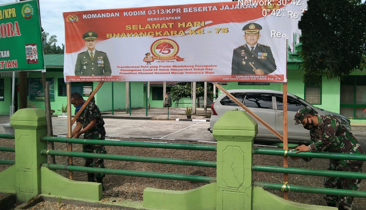 Wujud Sinergitas TNI-Polri, Koramil 08/Tandun Spanduk HUT Bhayangkara Ke 75