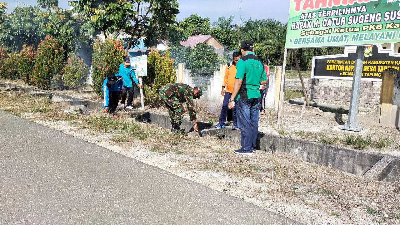 Jaga Kebersihan Lingkungan, Babinsa Koramil 16/Tapung Dan Warga Bersih-Bersih Di Kantor Desa
