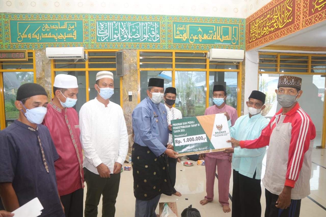 Salurkan Zakat di PTPN V Sei Buatan Dayun, Bupati Alfedri Apresiasi Peningkatan Zakat di UPZ PTPN V 