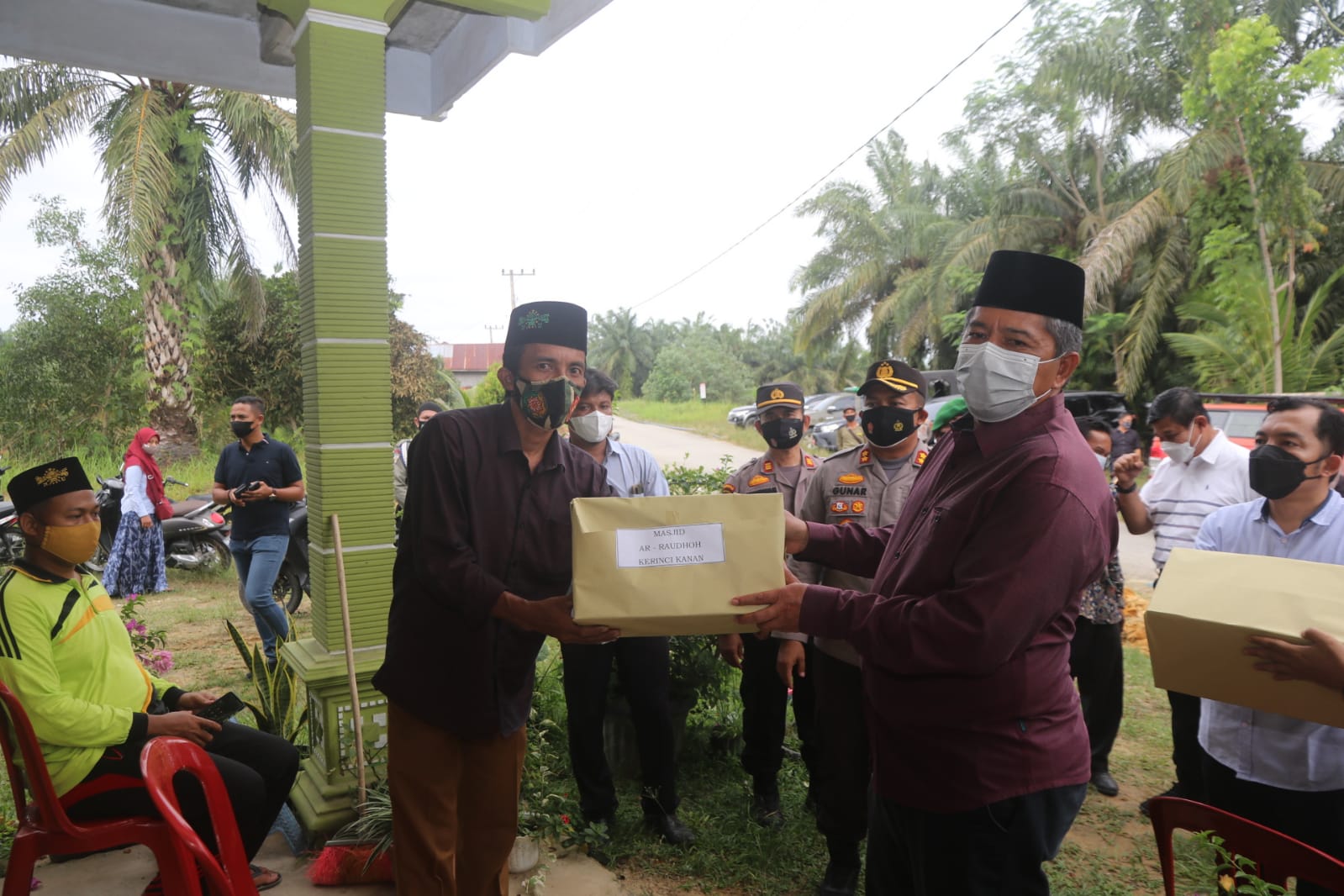 Bersama Kapolres Siak Bupati Siak Alfedri Berikan Bantuan Masker untuk Rumah Ibadah