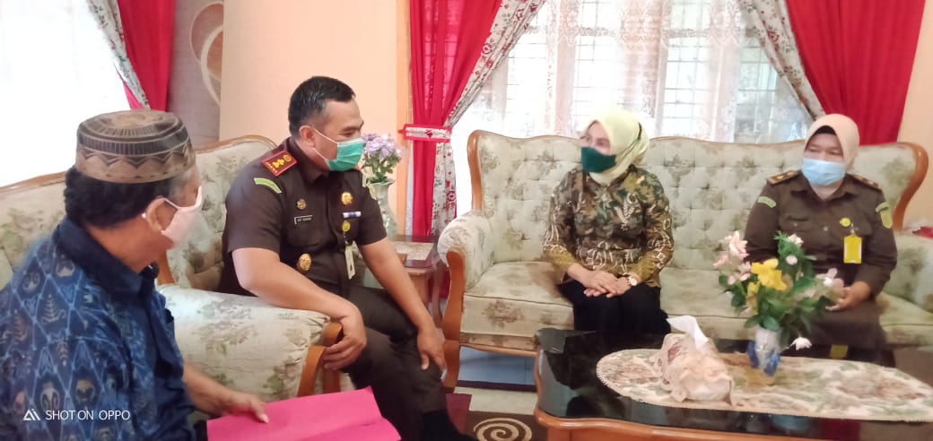 Sambut HBA ke-61, Kejari Kampar Gelar Bhakti Sosial Pemberian Sembako ke Purnaja dan Masyarakat 
