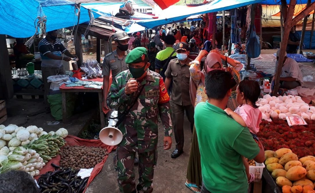 Babinsa Bersama Satgas PPKM Tegakan Prokes Covid 19 Dipasar Rabu Dalu Dalu