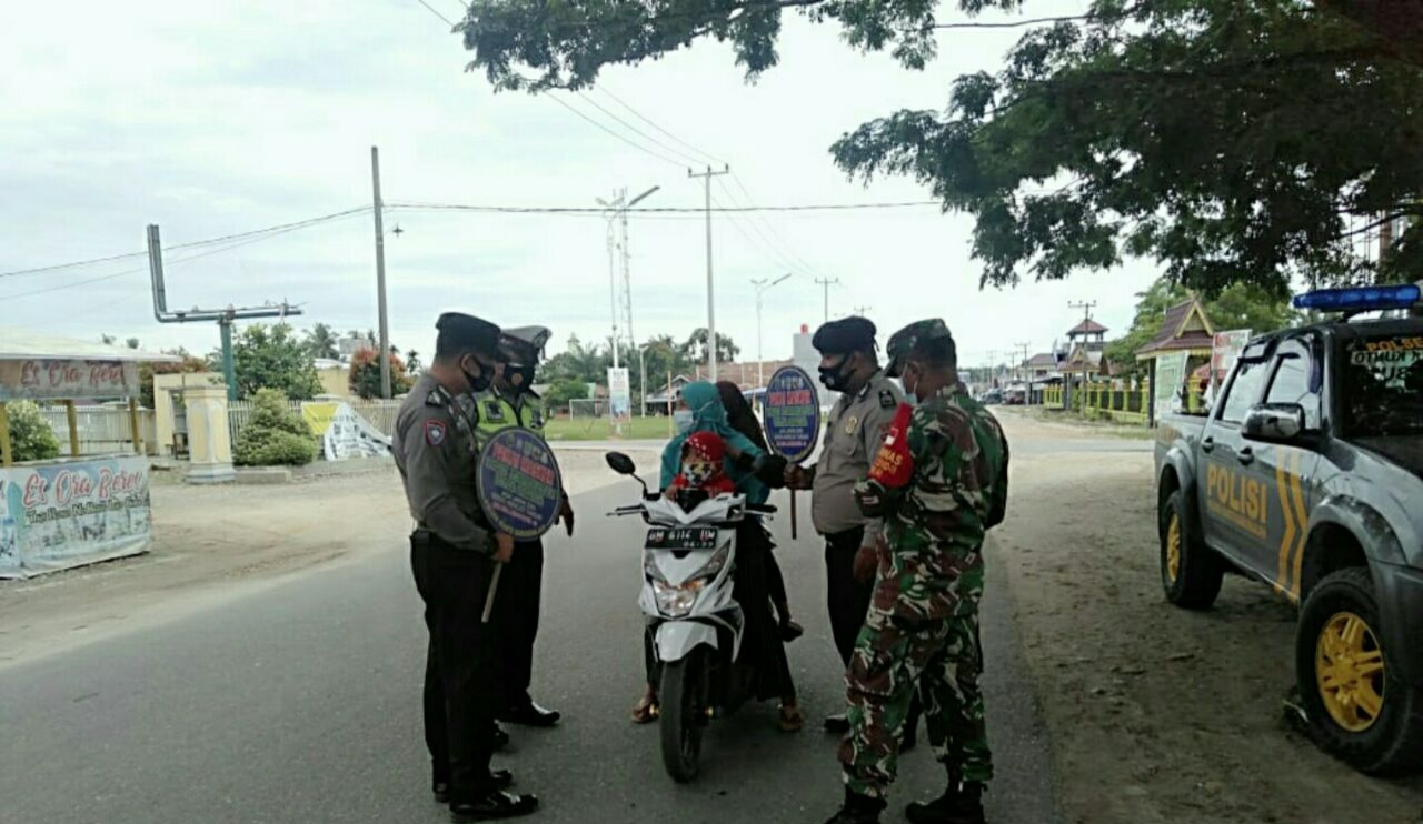 TNI dan POLRI Lakukan Penyekatan di Pos PPKM di Rohul