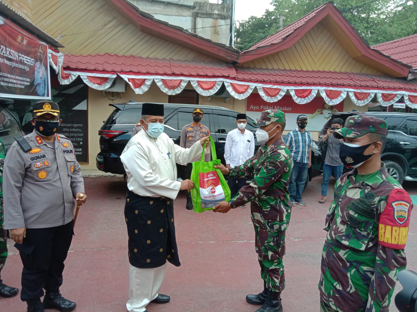 Bupati Alfedri Bersama Kapolres Siak Lepas Pasukan Pendistribusian Bansos Serentak TNI-Polri di Keca