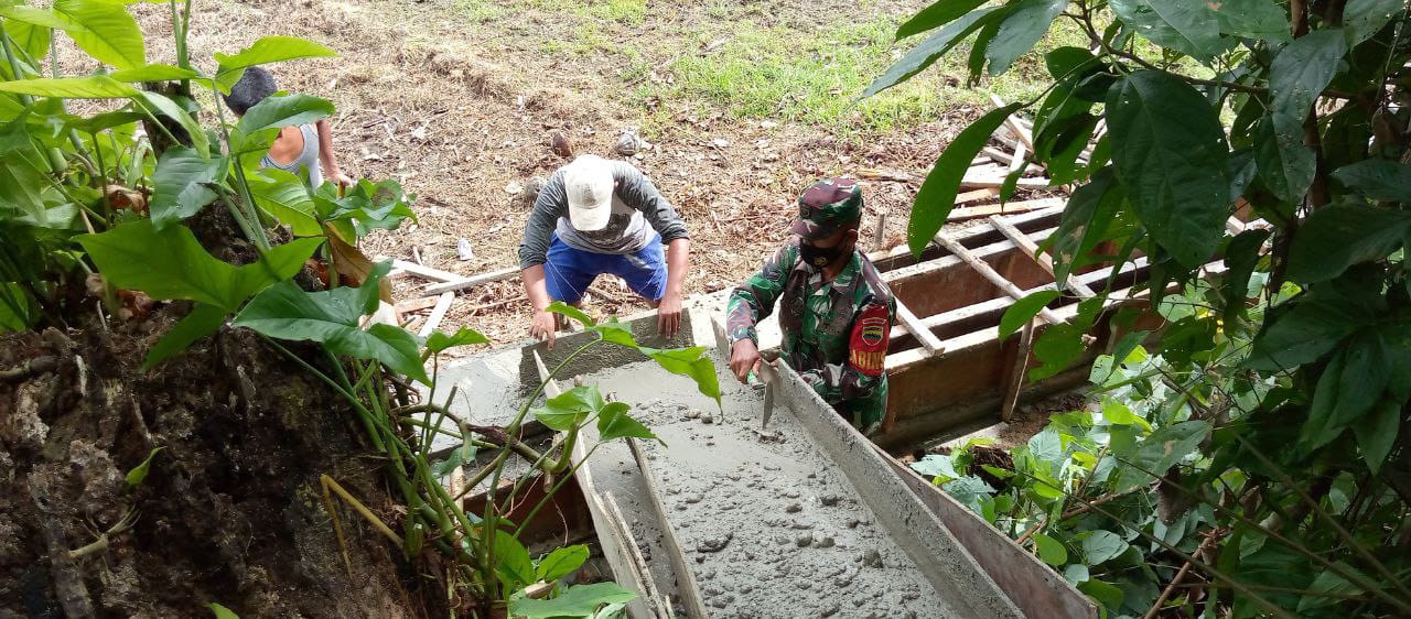 CegahTerjadi Nya Banjir, Babinsa Koramil 07/Kampar Bersama Warga Buat Drainase