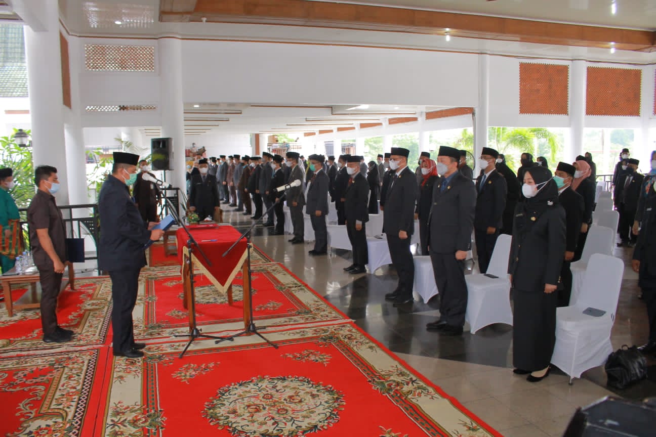 Kukuhkan dan Lantik 170 ASN Jadi Pejabat, Bupati Alfedri Ajak Jajarannya Tingkatkan Sense of Crisis