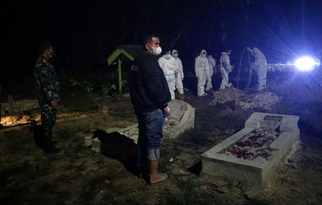 Dampingi Pemakaman Covid-19, Babinsa Himbau Warga Prokes