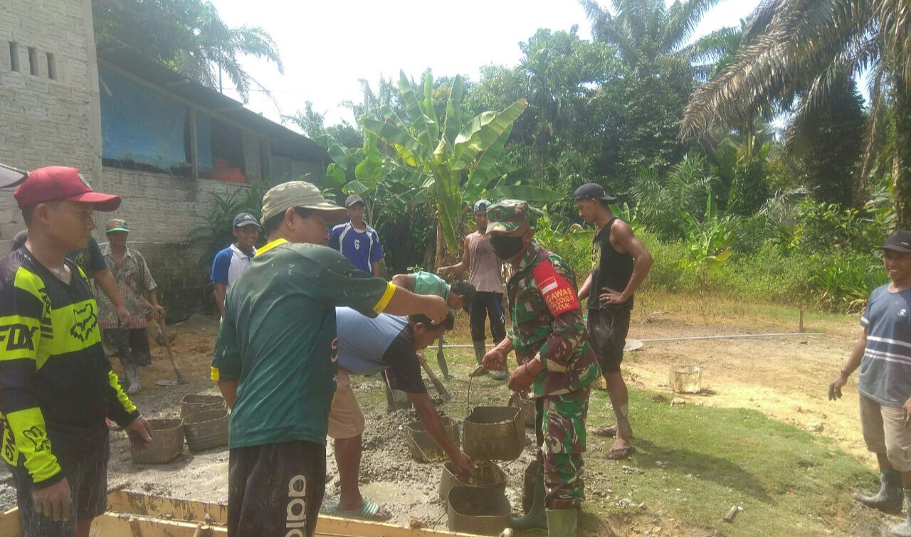 Babinsa Koramil 10/Kunto Darussalam Bersama Warga Goro