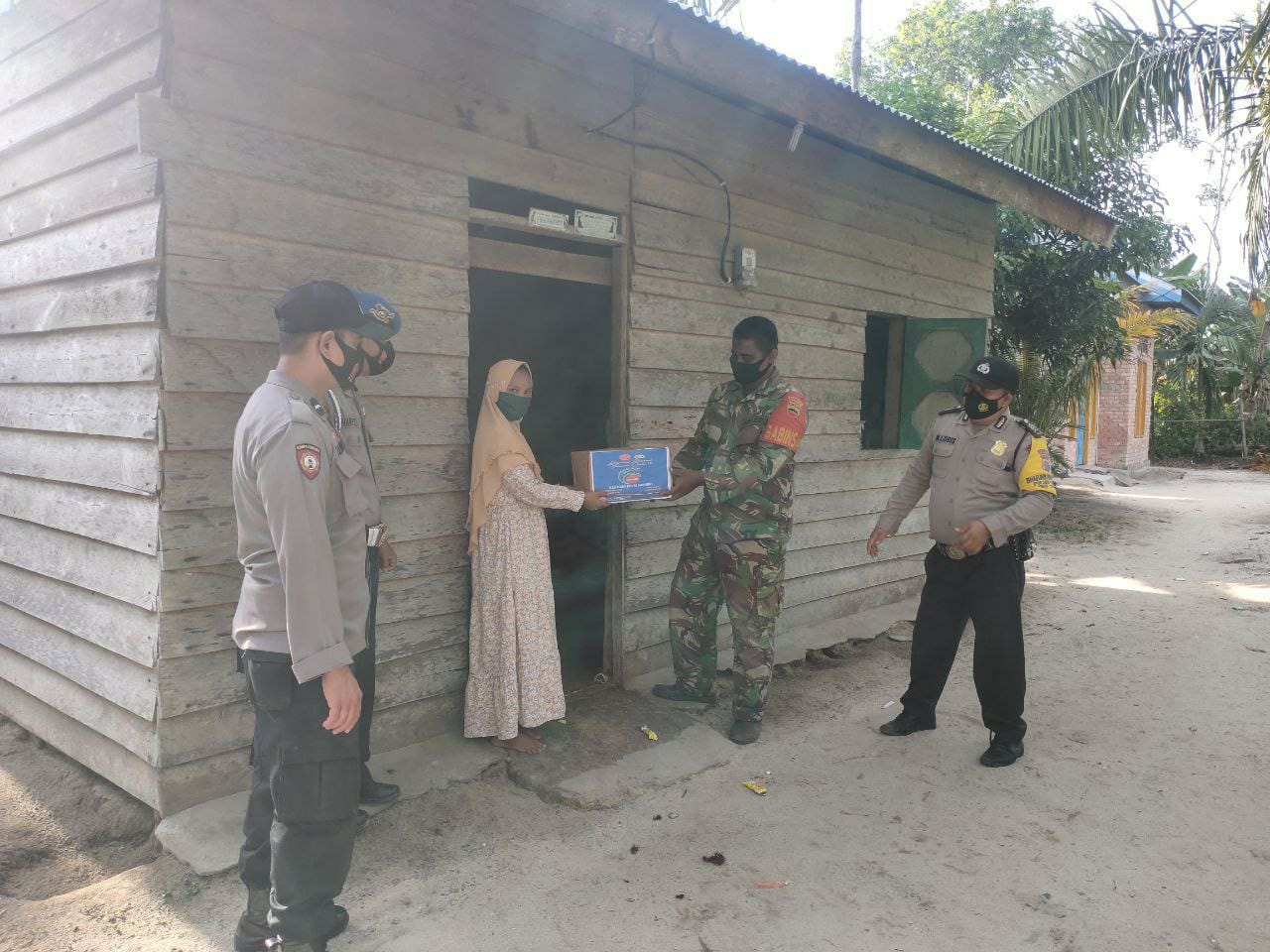 Berikan Bantuan Sembako Babinsa Bersama Bhabinkamtimas Datangi Rumah Warga