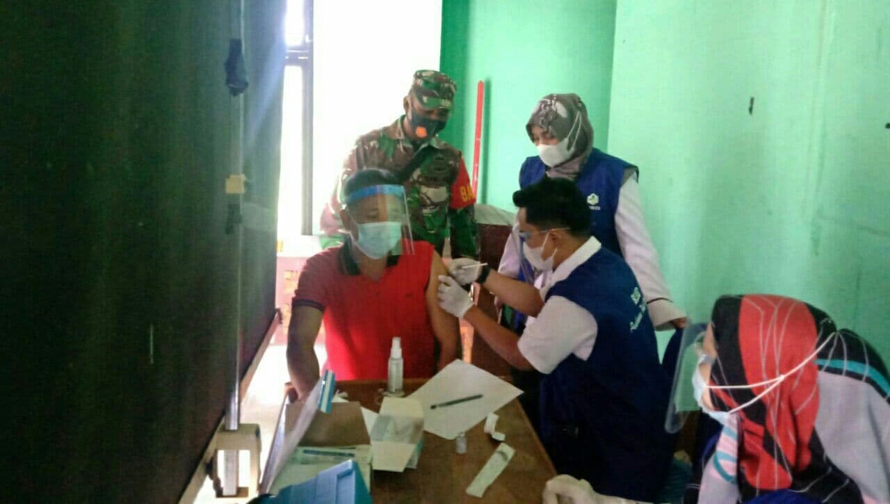 Serda Ucok Parluhutan Babinsa Kelurahan Teluk Meranti Dampingi Warga Binaan Laksanaan Vaksin 