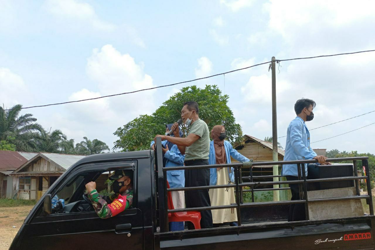 Menyambut HUT RI Ke-76, Babinsa Koramil 04/PKL Kuras Keliling Kampung, Minta Warga Pasang Bendera