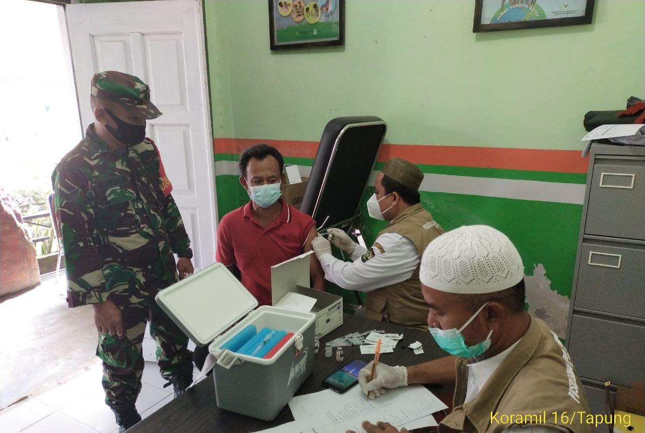 Babinsa Koramil 16/Tapung Dampingi Pelaksanaan Vaksinasi Dosis Ke 2 Di Puskesmas Tanah Tinggi
