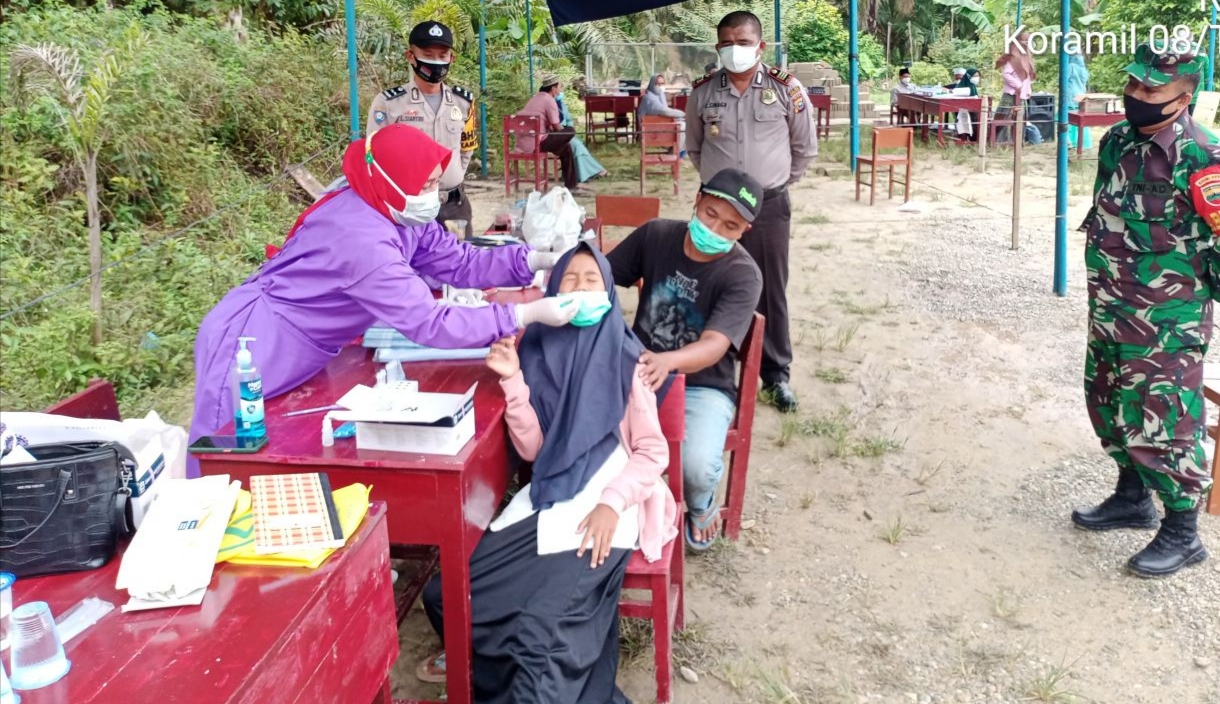 Babinsa 08/Tandun Dampingi Petugas Kesehatan Rapid Test Santri Pondok Pesantren Salafiyah Babussalam