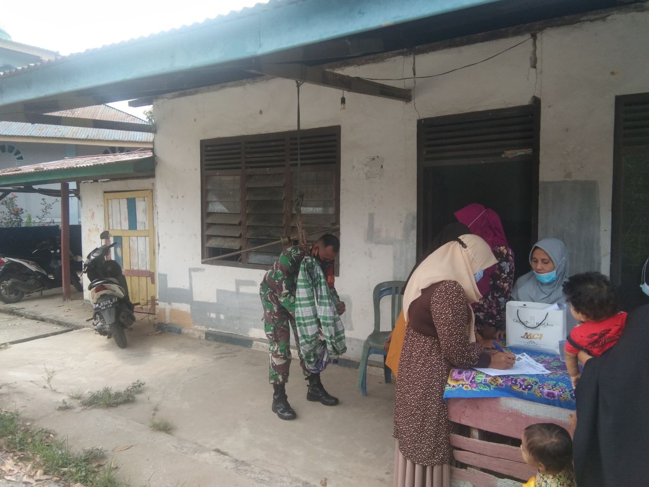 Bentuk Peran Serta Babinsa Koramil 01/Bkn Dampingi Pelayanan Posyandu Di Tengah Pandemi Covid-19