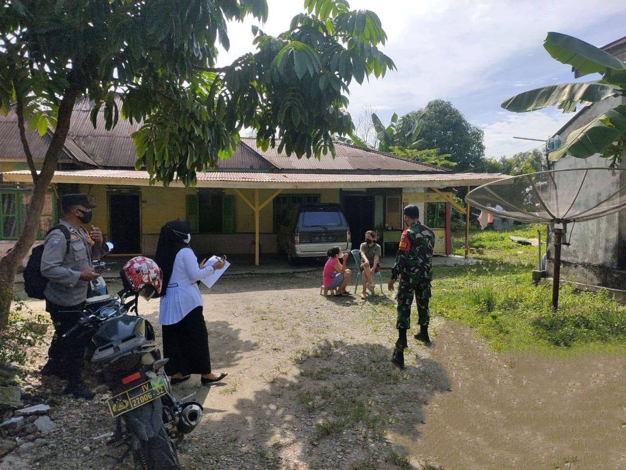 Babinsa Koramil 01/Bkn Dampingi Petugas Kesehatan Lakukan Tracing Pasien Covid-19