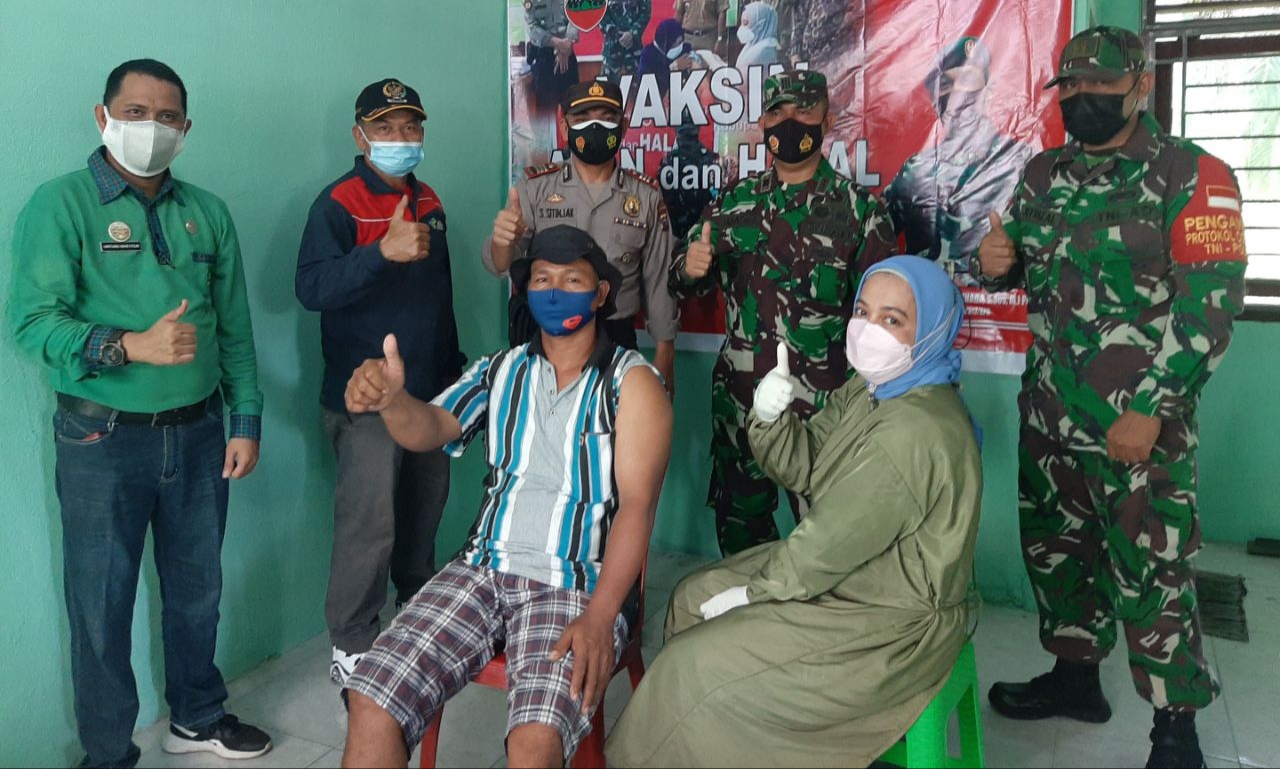 Ratusan Masyarakat Jalani Vaksinasi di Koramil 10/ Kunto Darussalam