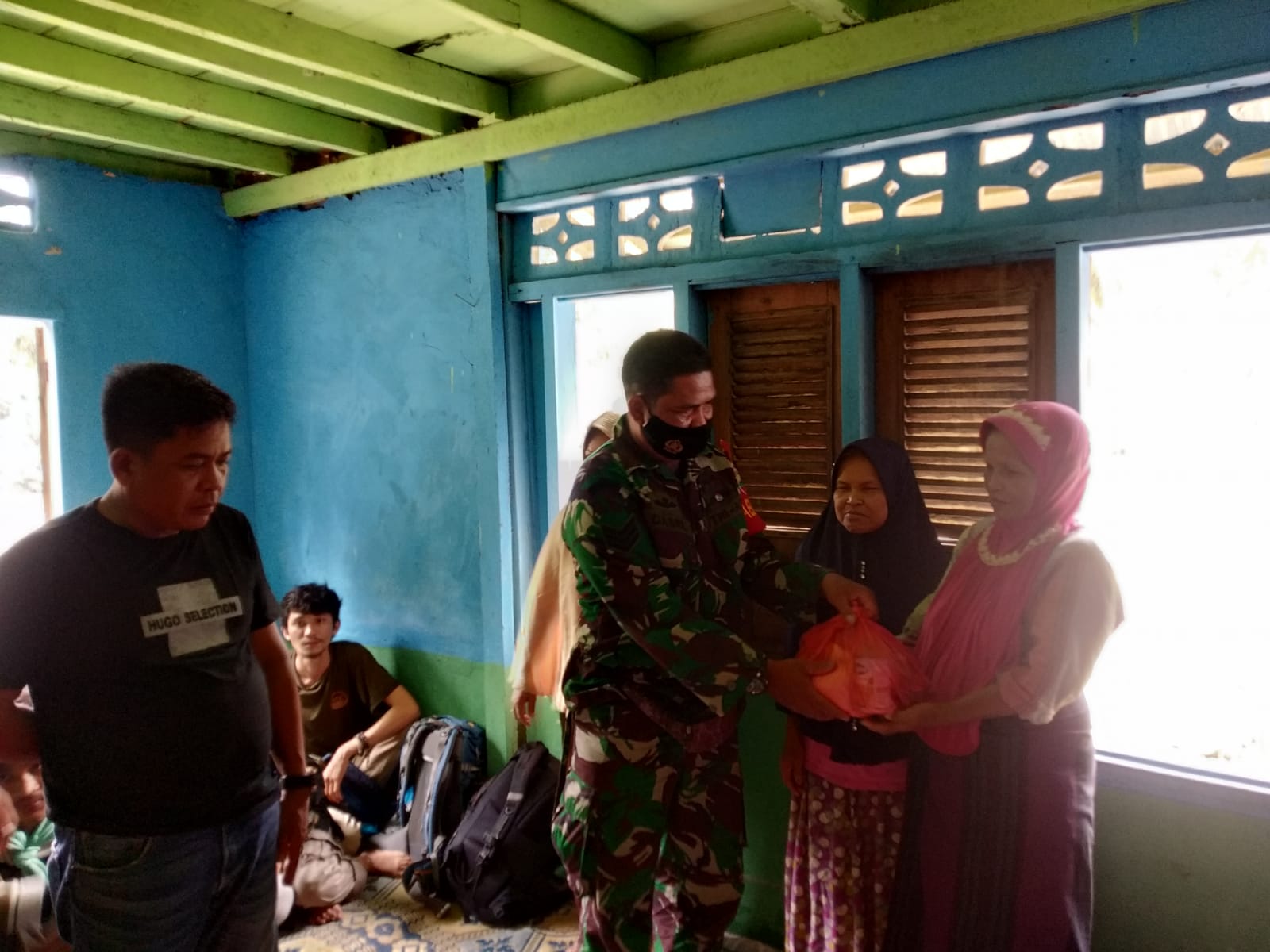 Wujud Kepedulian Babinsa Koramil 05/KK Bersama Mahasiswa UNRI Pekanbaru Serahkan bantuan Sembako 