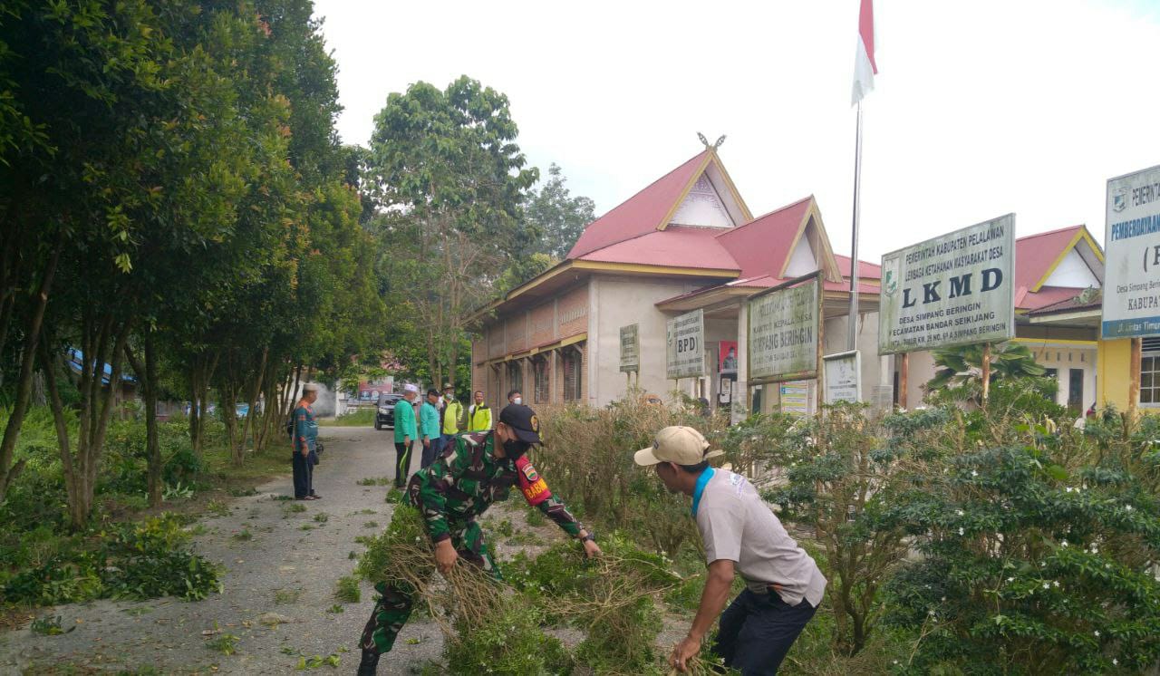 Rajut Kebersamaan Babinsa Koramil 09/Langgam Goro Bersama Kades dan Warga Binaan