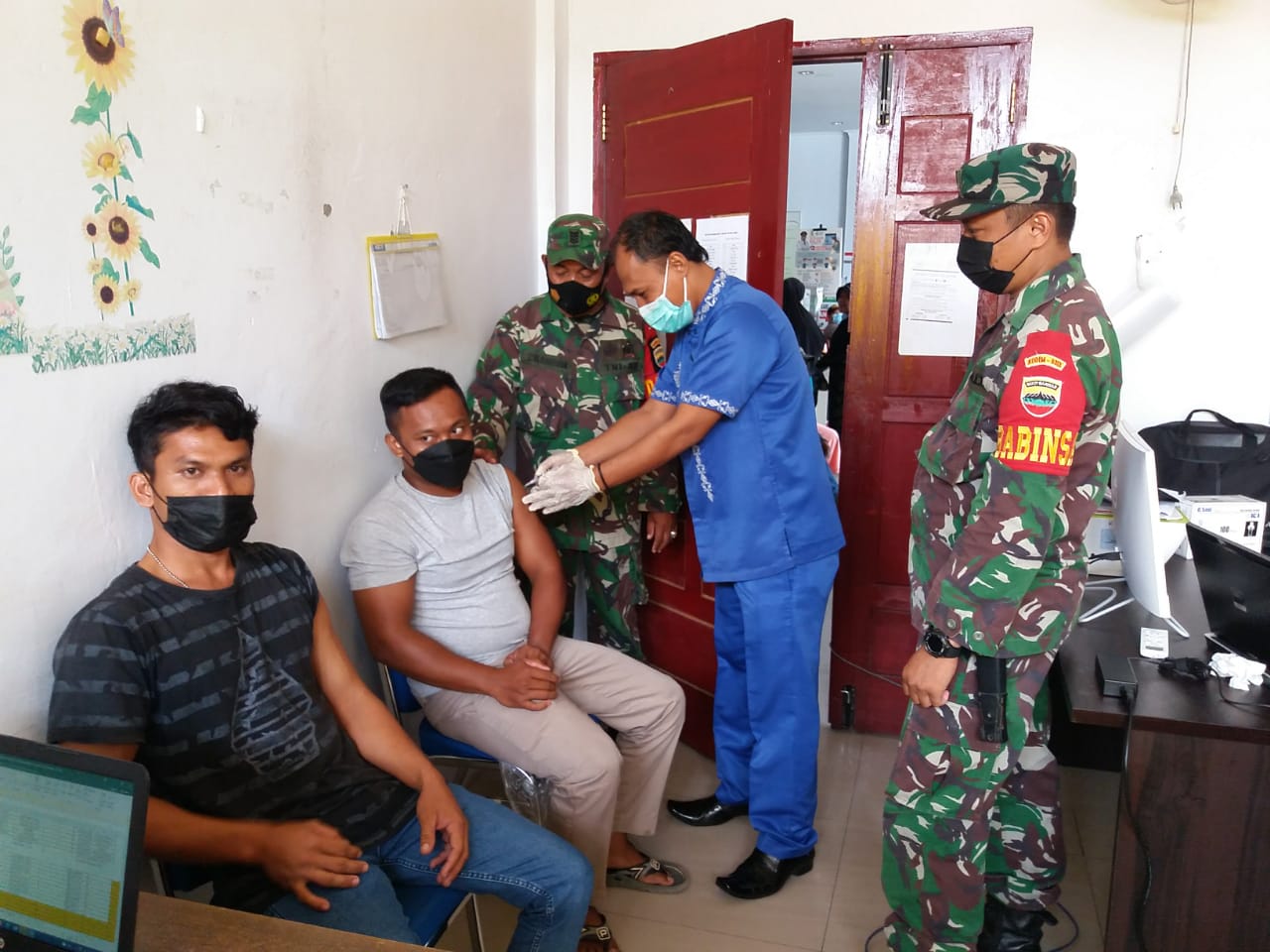 Danramil 05/Kampar Kiri Berperan Aktif Bersama Anggota Babinsa Sukseskan Serbuan Vaksinasi Tahap I