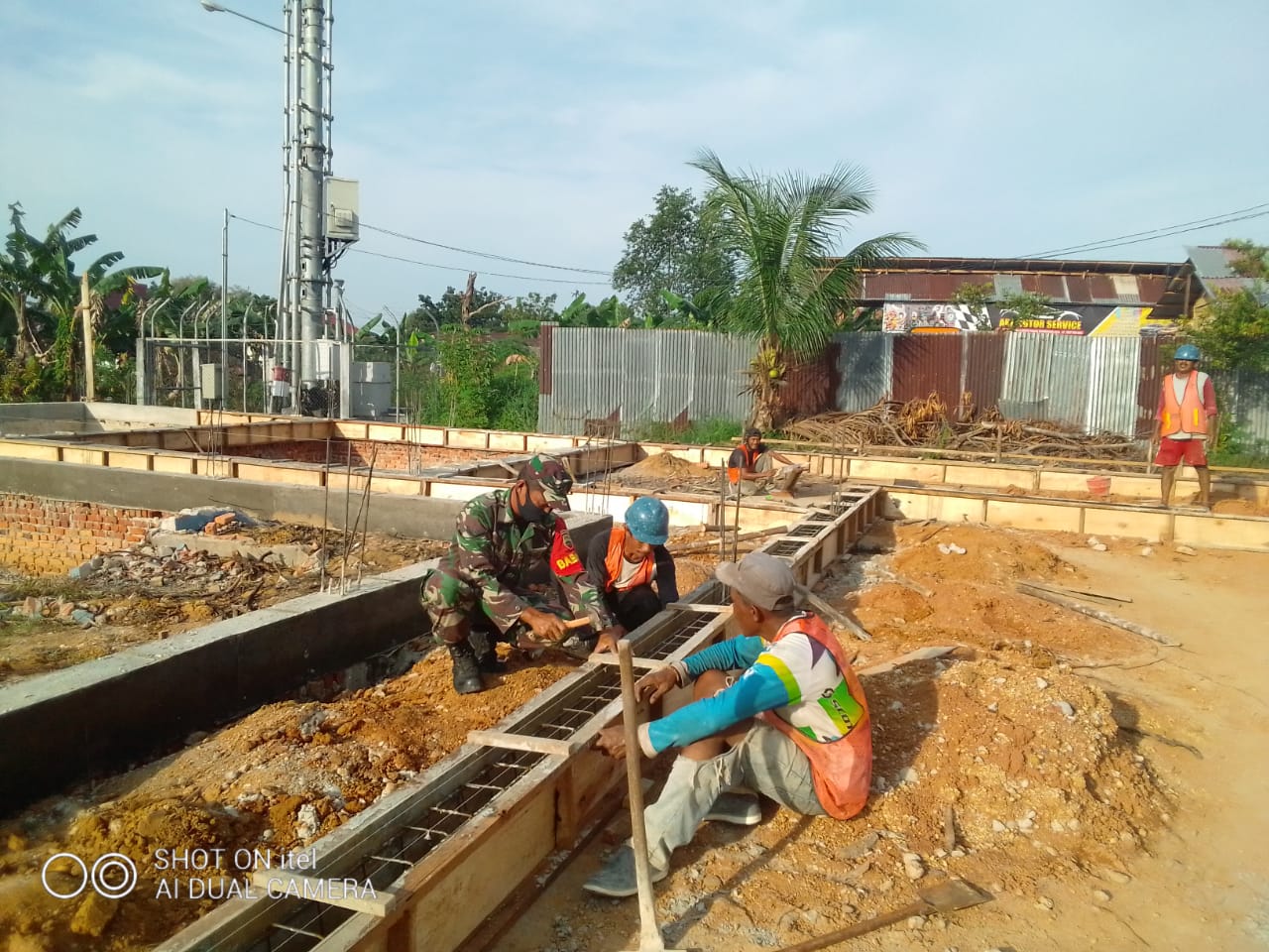 Kerja Nyata, Babinsa Koramil 15/Kuala Kampar Bantu Bangun Rumah Warga Binaan nya