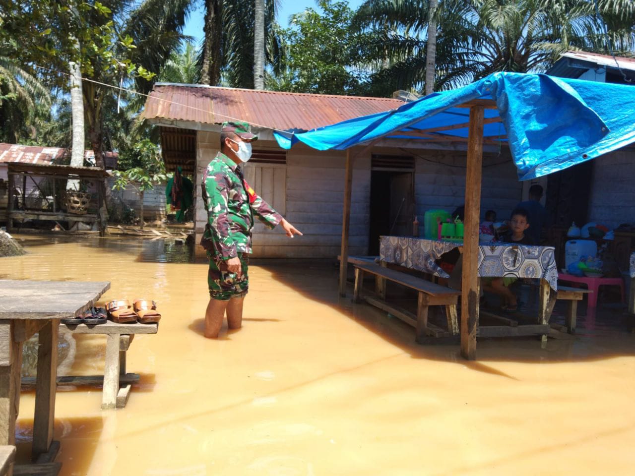Wilayah Binaannya Banjir, Babinsa Koramil 16/Tapung Bantu Warganya Yang Terdampak Banjir