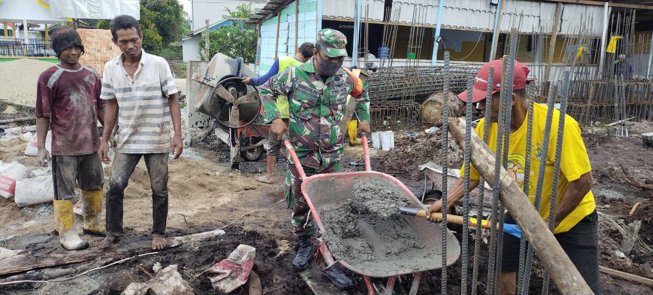 Penuh Semangat Babinsa Bersama Warga Binaan Laksanakan Kerja Bakti Di Masjid Al-Amin Teluk Meranti