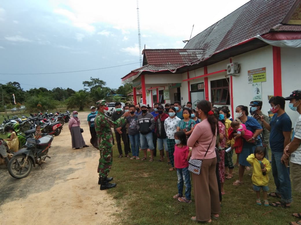 Babinsa Koramil 13/ Rokan, Menghimbau Warga Masyarakat Agar Jangan Ragu Dan Takut Vaksin