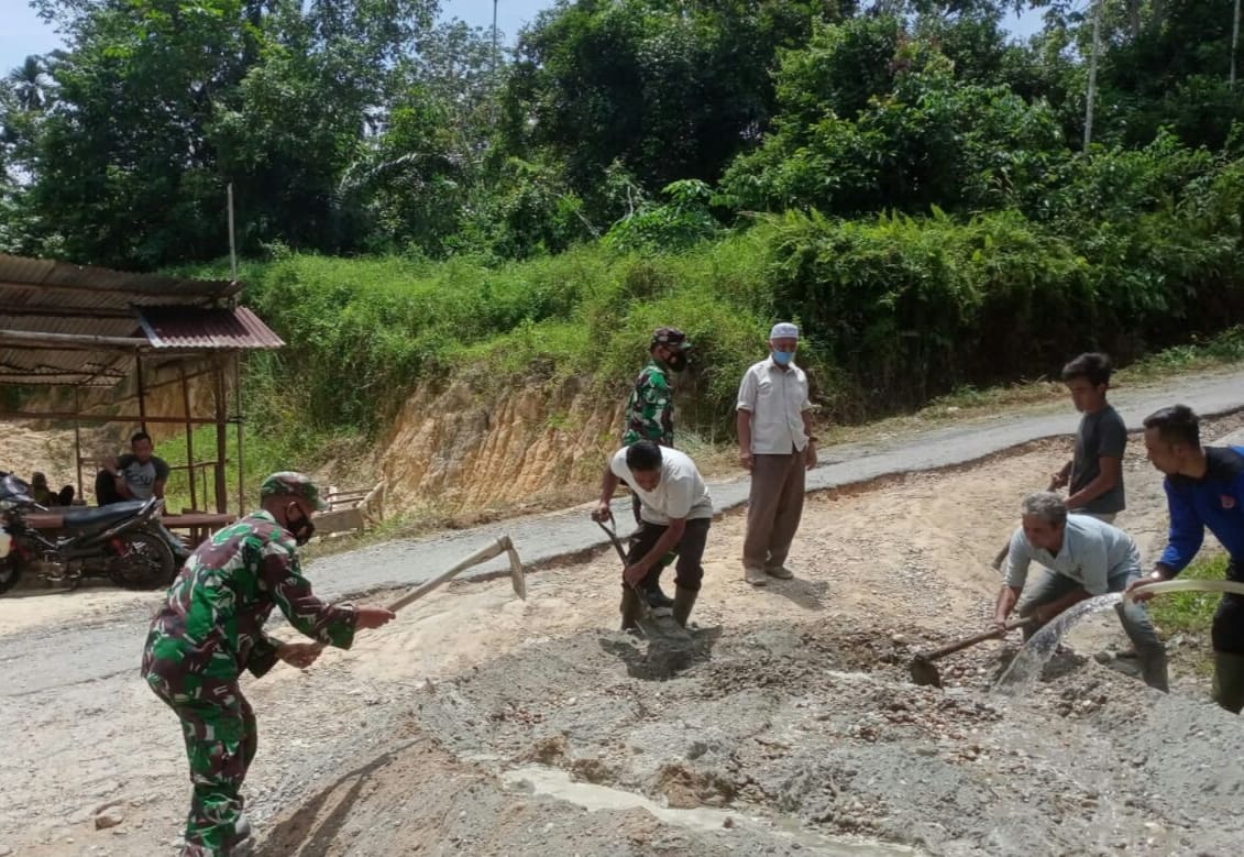 Semangat Gotong Royong Babinsa Dan Bhabinkamtibmas Bersama Warga Perbaiki Jalan Rusak Jalan Desa