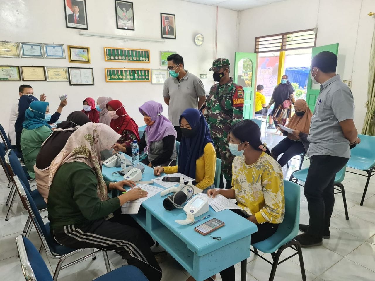 Babinsa Dampingi dan Pantau Pelaksanaan Vaksinasi