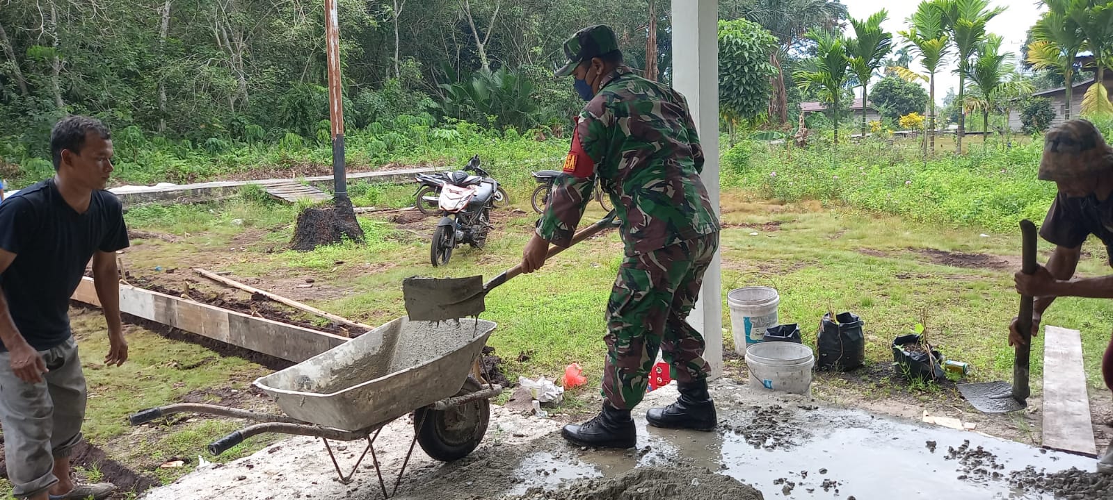 Sigap Bantu warga di Wilayah, Babinsa Koramil 15/KK Laksanakan Gotong Royong Semenisasi Jalan