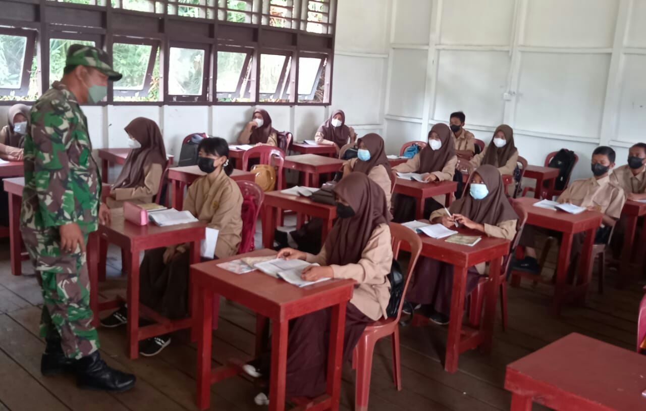 Membentuk Karakter Generasi Penerus Bangsa, Babinsa Mengajar Wasbang di Sekolah