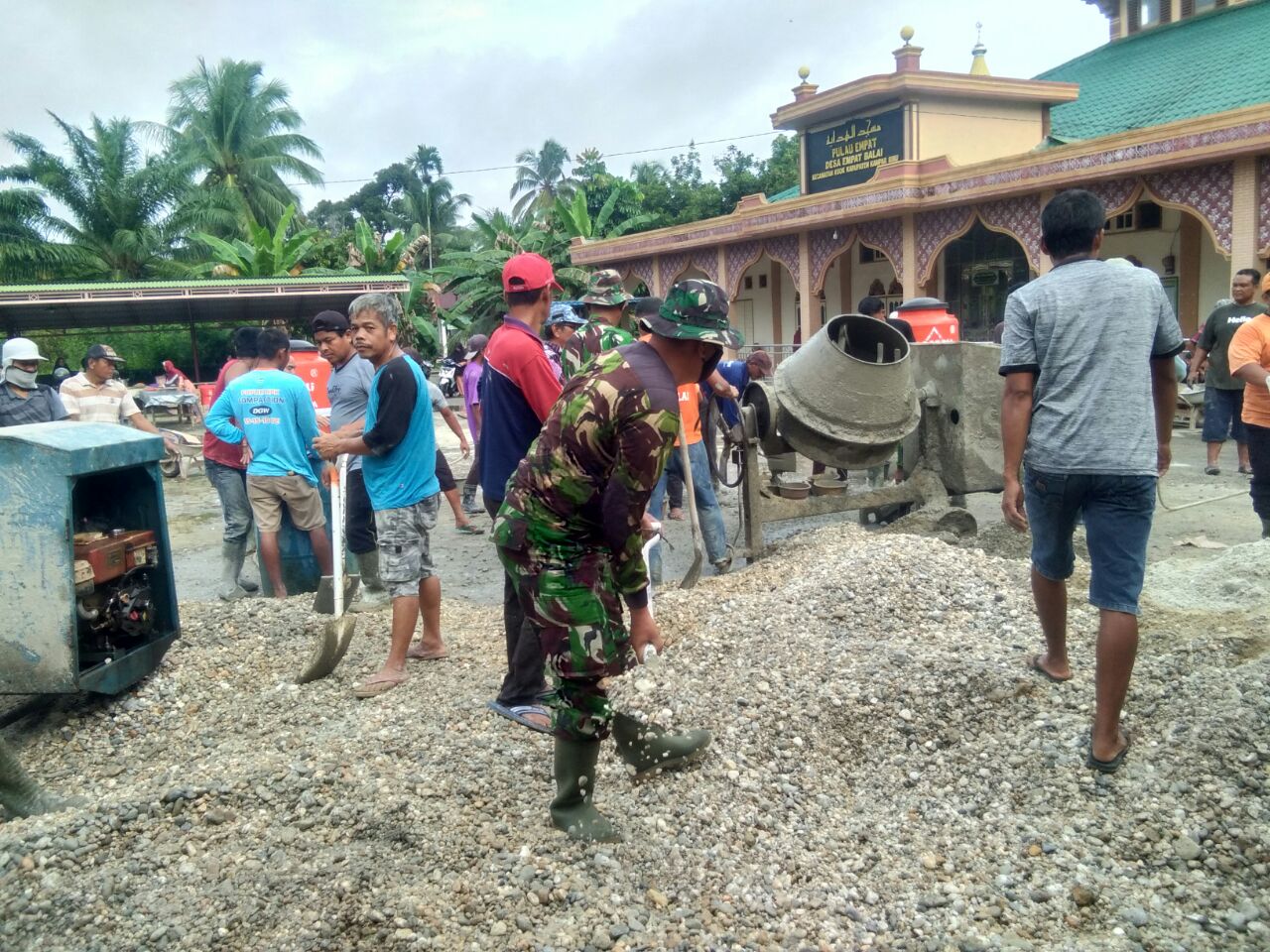 Anggota Koramil 01/Bkn Kodim 0313/Kpr Karya Bakti Pembagunan Gedung Aisyiyah Atau Paud