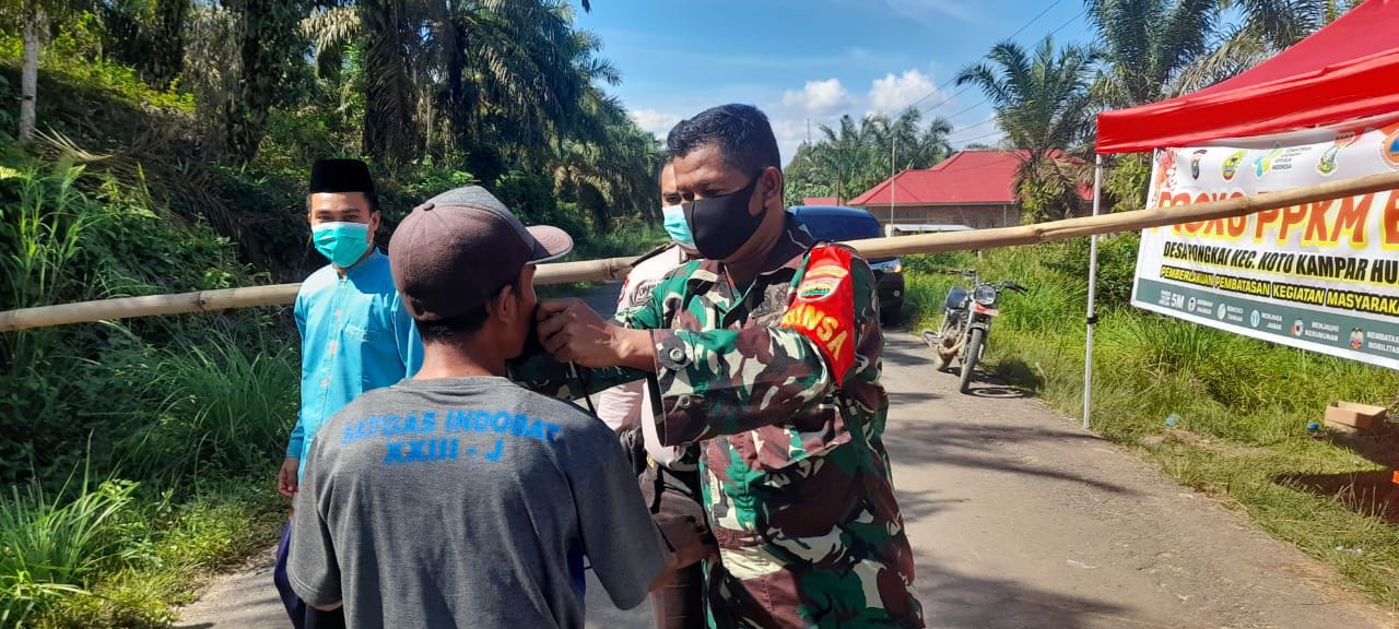 Babinsa Koramil 12/XIII Koto Kampar Bagi masker di jalan dan himbau warga tetap Taati prokes
