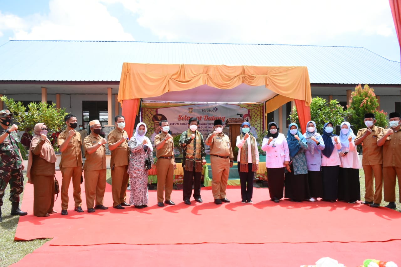 Pemkab Kampar Raih Penghargaan Dari Deputi KB-KR BKKBN RI Puji Atas Komitmen Kampar Pencegahan Stuti