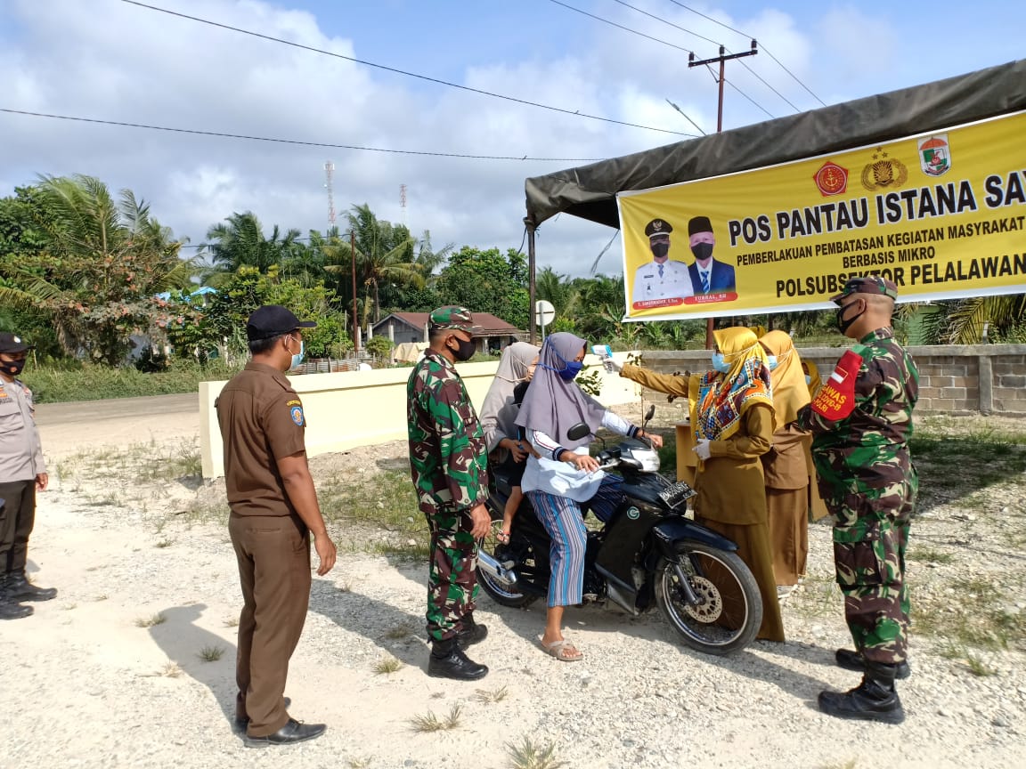 Babinsa Koramil 03/Bunut, Bersama Tim Gabungan Himbau Prokes Di Depan Pos Pantau Dan PPKM 