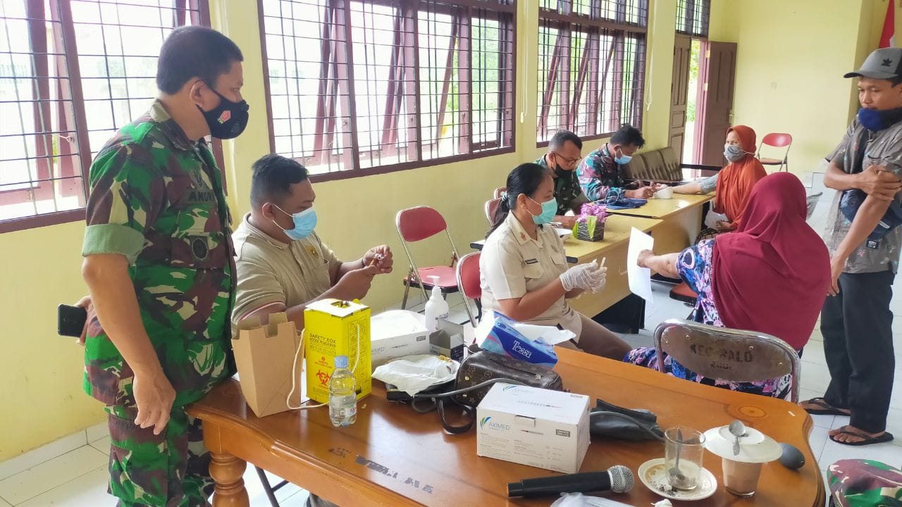 Danramil 01/Bkn Pantau Langsung Serbuan Vaksinasi TNI di Kantor Camat Salo
