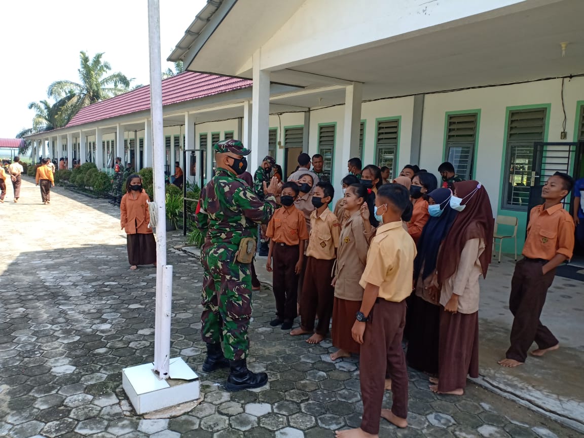 Babinsa Koramil 03/Bunut Kodim 0313/KPR Berikan Materi Wasbang Kepada Siswa/Siswi SMK 