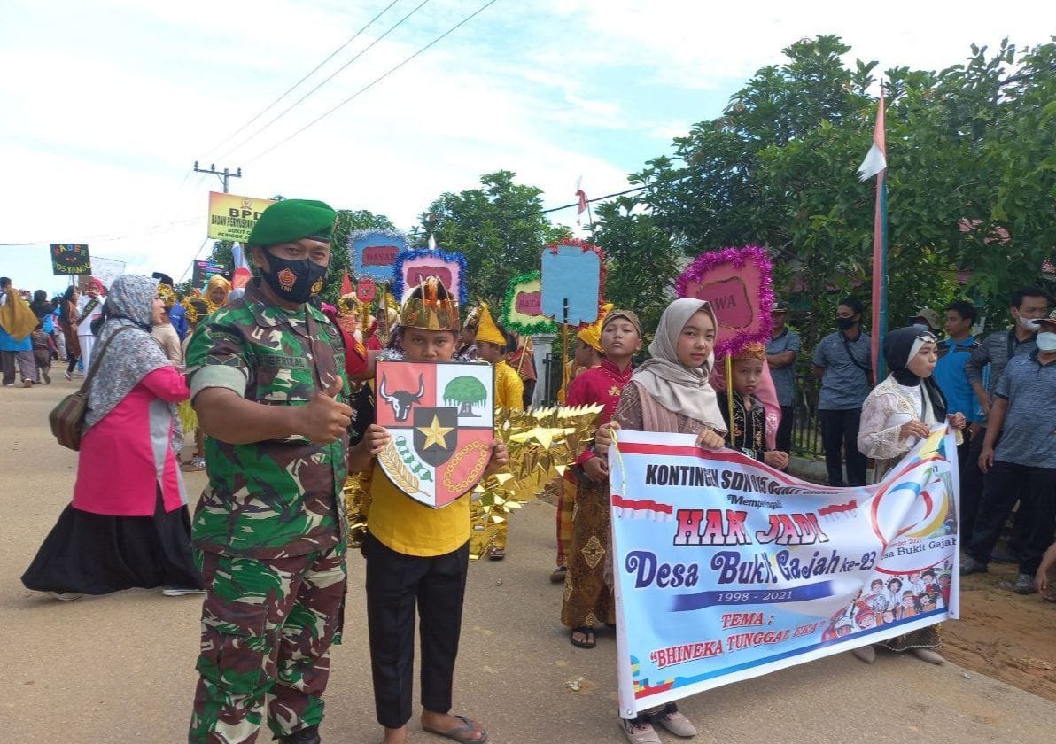 Babinsa Koramil 04/PKL kuras Hadiri HUT Desa Bukit Gajah, Ucapkan Semoga Semakin Maju