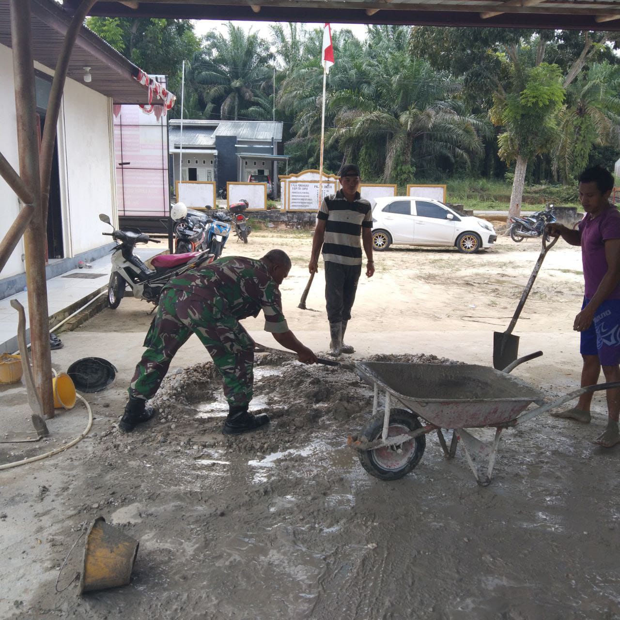 Babinsa Koramil 07/Kampar Selalu Aktif Membantu Warga Bangun Rumah Layak Huni