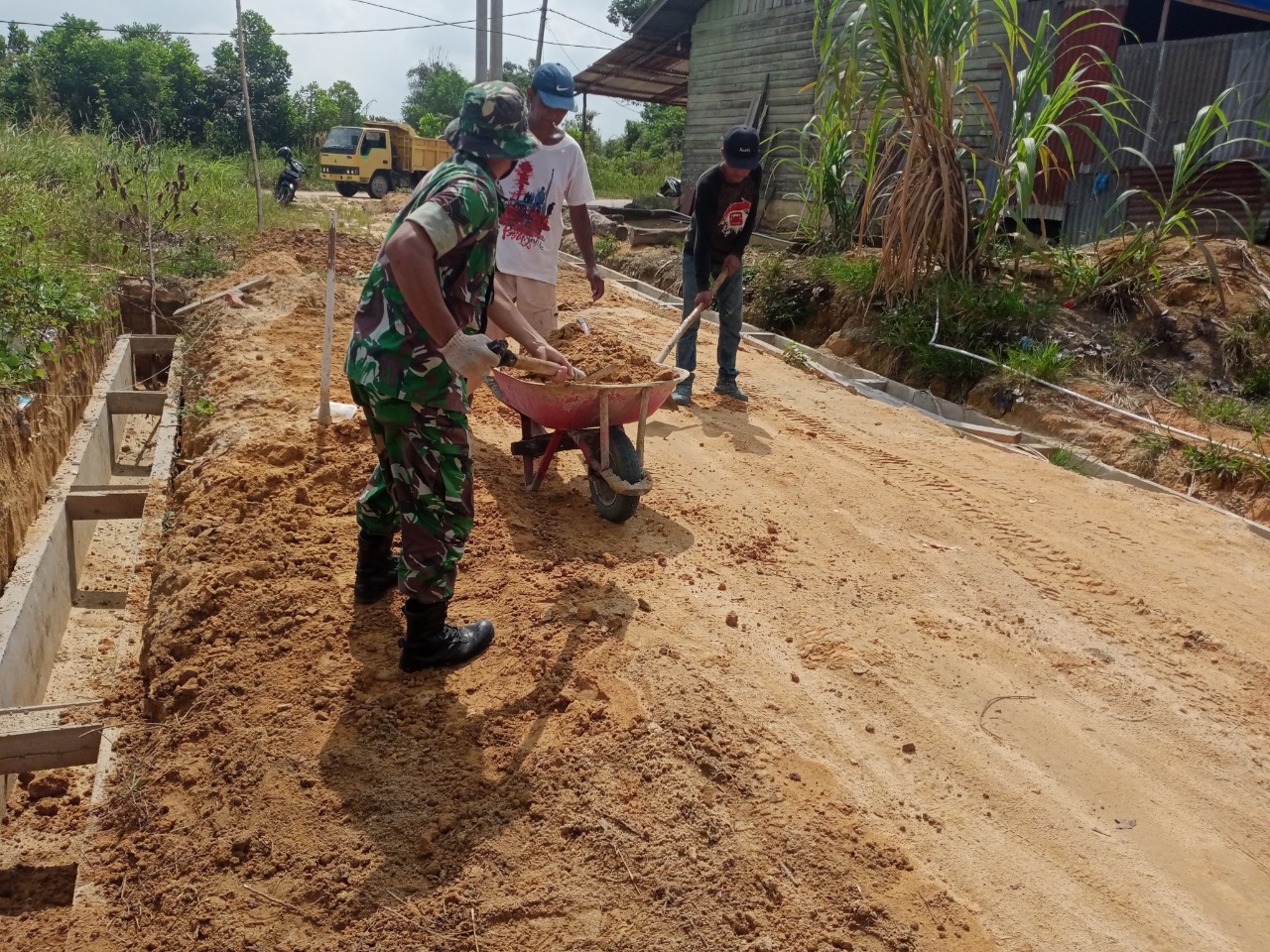 Kerja Nyata, Babinsa Koramil 15/Kuala Kampar Bantu Warga Masyarakat Benahin Bahu Jalan Desa