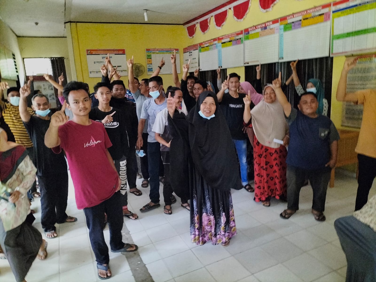 Ratusan Masyarakat Lumpuhkan Aktivitas Kantor Desa Tanjung Rambutan