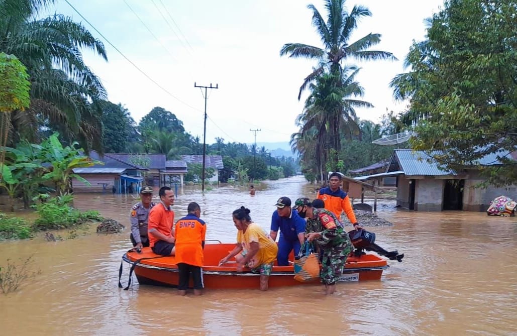 Banjir Rendam Pemukiman Warga, Petugas TNI POLRI Bersama BPBD Rohul Turun