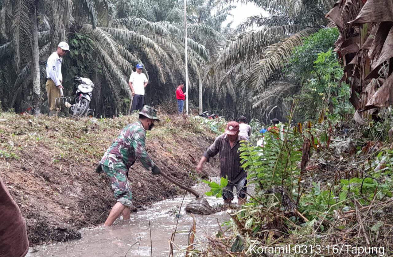 Cegah Banjir Di Musim Penghujan, Babinsa Koramil 16/Tapung Ajak Warga Bersihkan Parit